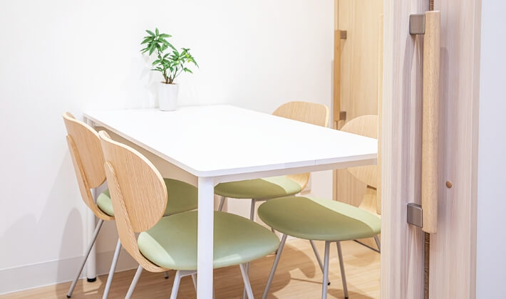 チームMTGをする医師