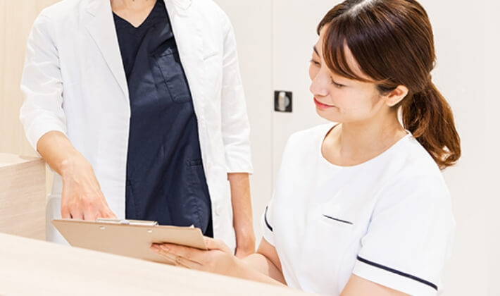 談笑するスタッフ