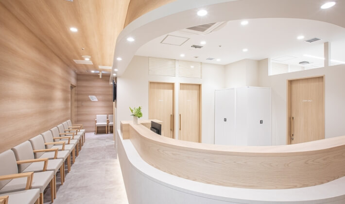 カウンセリングするスタッフ