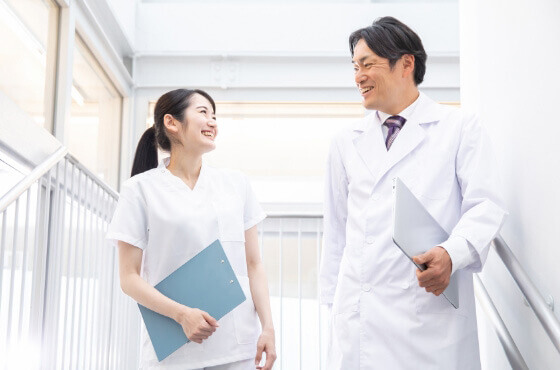 談笑するスタッフ